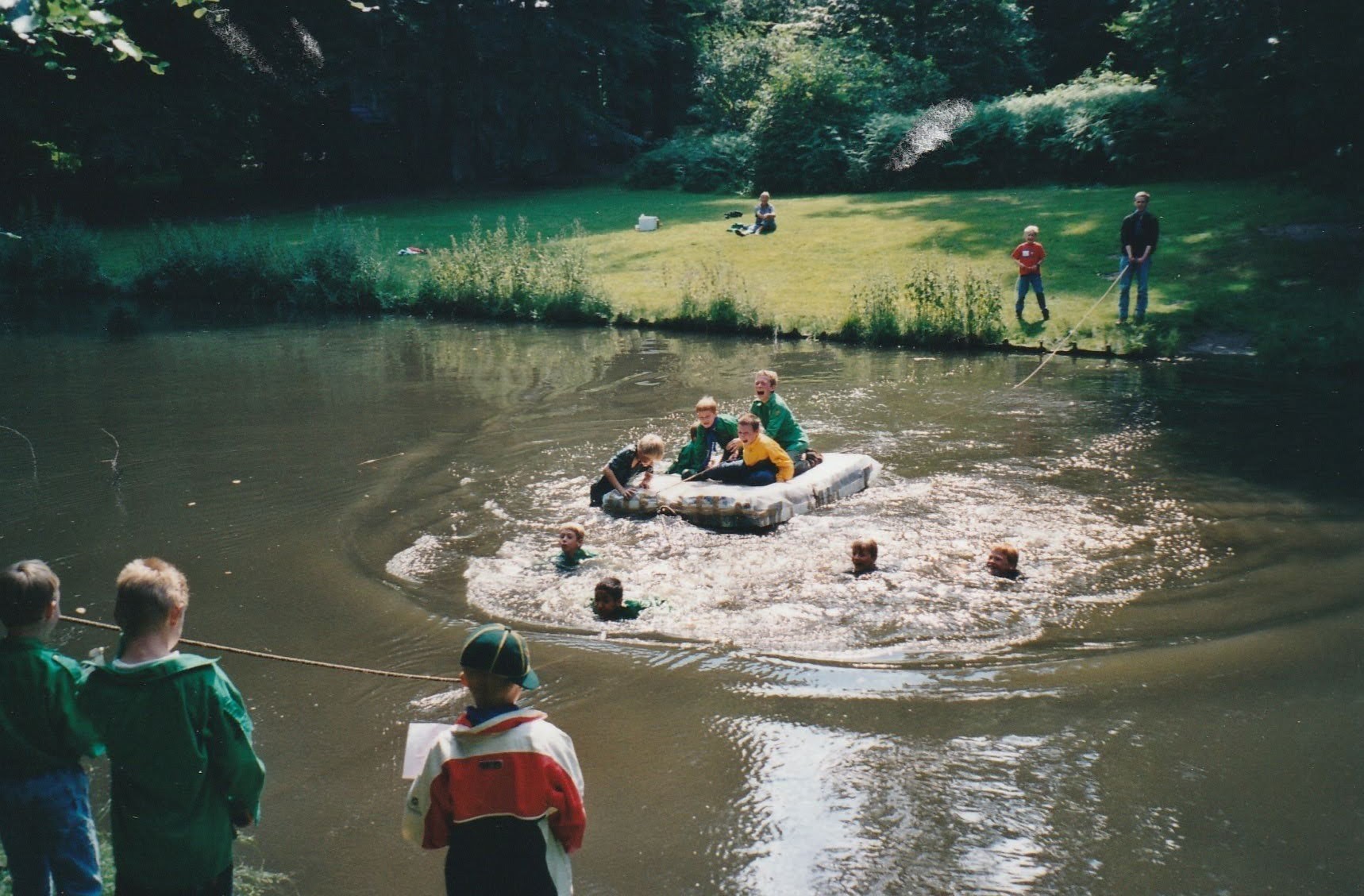 2002-06-welpen-op-melkpakkenvlot-1