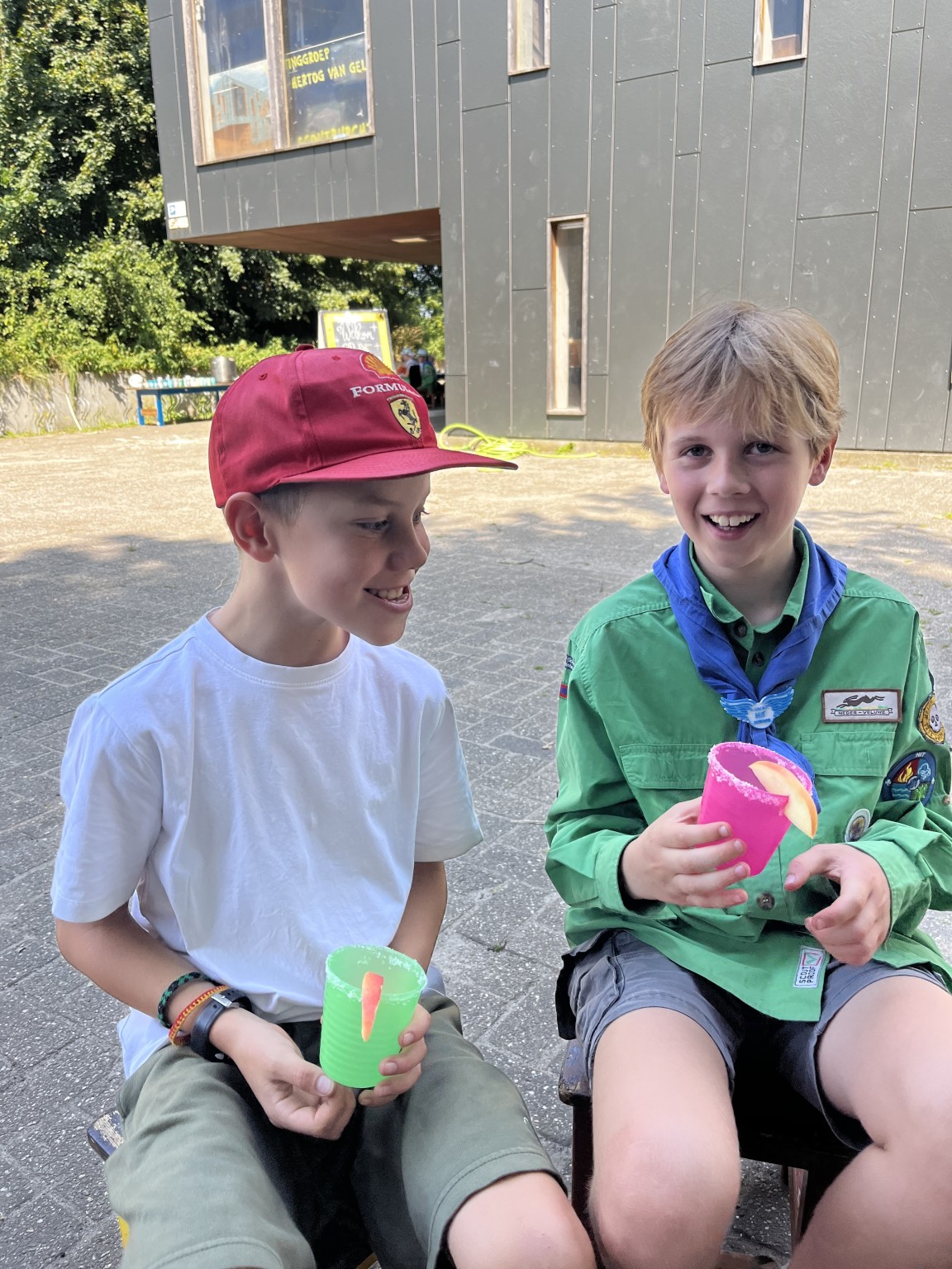 2526-welpen-zoka-dag1-lekker-van-de-zelf-gemaakte-cocktail-aan-het-genieten