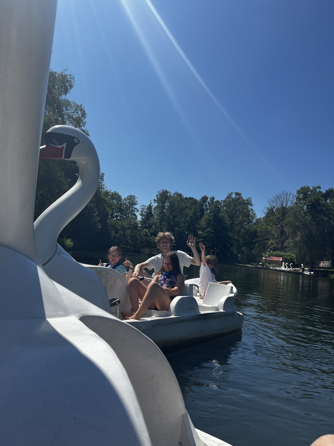 2526-welpen-zoka-dag2-gezellig-varen-en-zwaaien-naar-elkaar