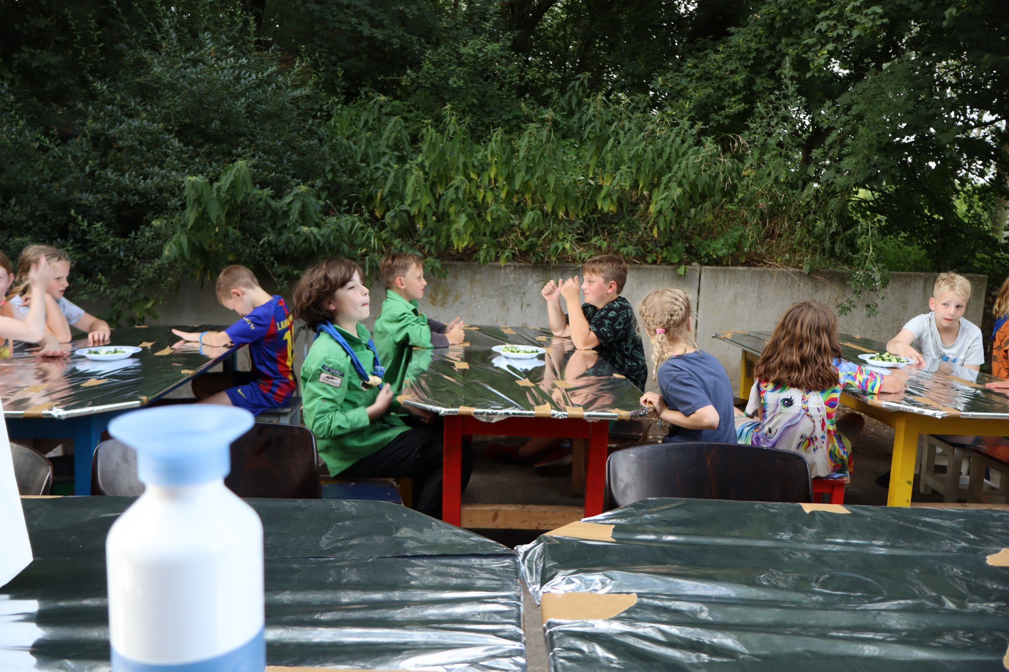 2526-welpen-zoka-dag4-aan-het-wachten-op-tafel-friet