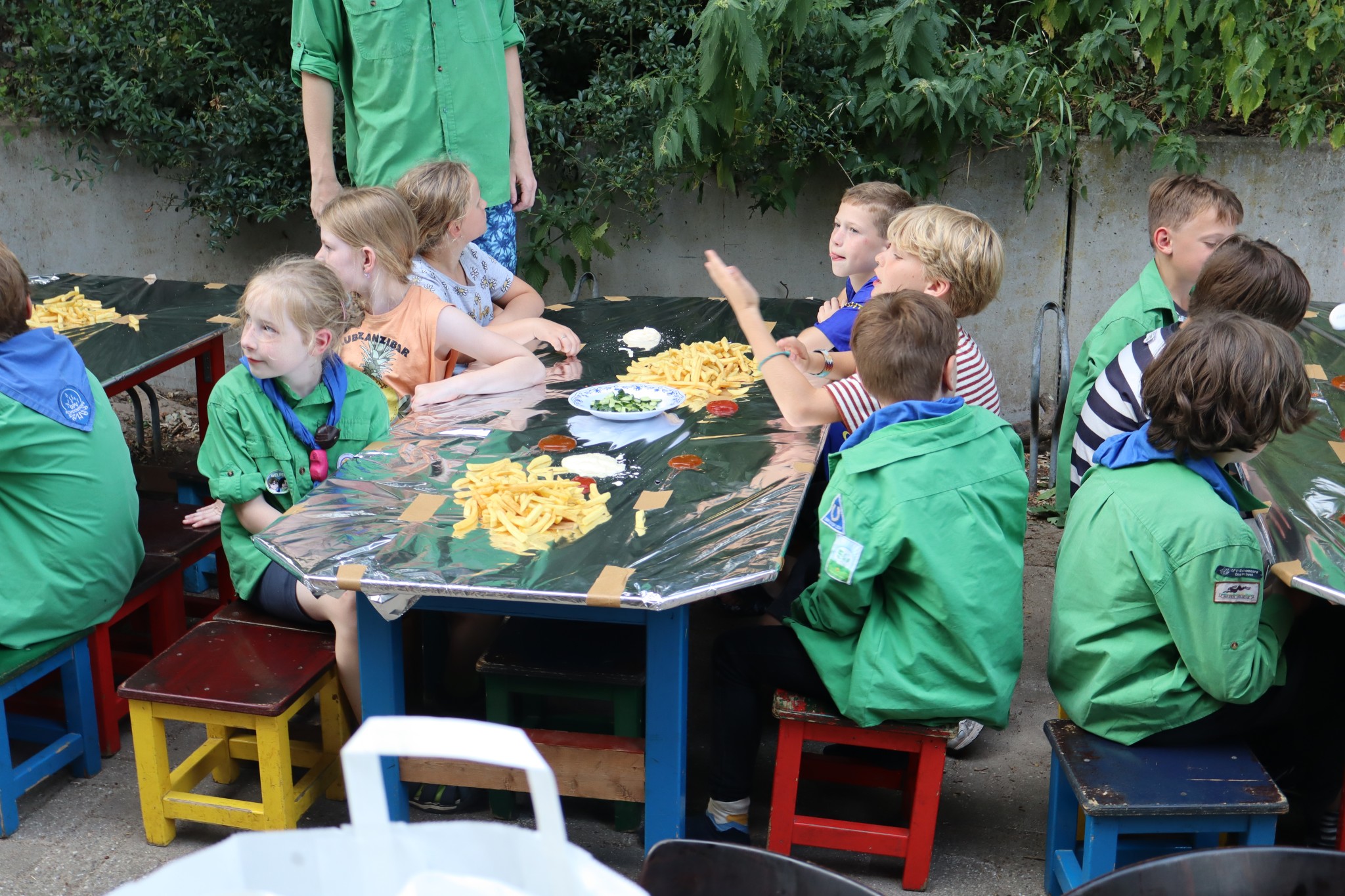 2526-welpen-zoka-dag4-eindlijk-is-er-tafel-friet
