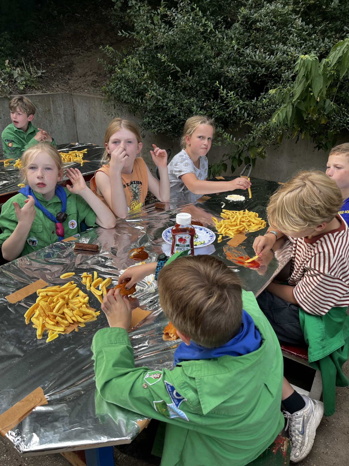 2526-welpen-zoka-dag4-friettafel-zijkant