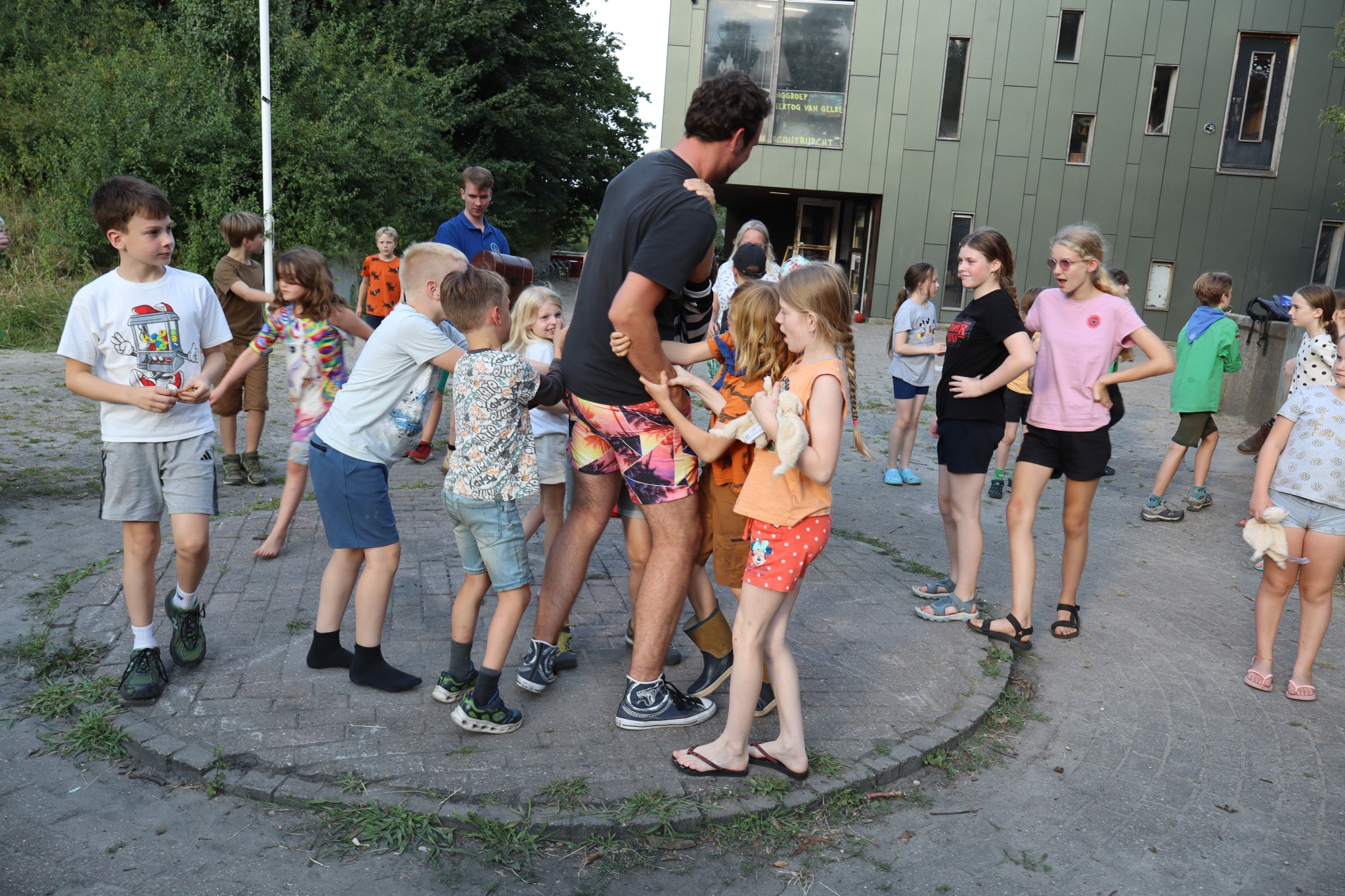 2526-welpen-zoka-dag4-tovenaar-tegen-houden-zodat-die-niet-iets-slecht-doen