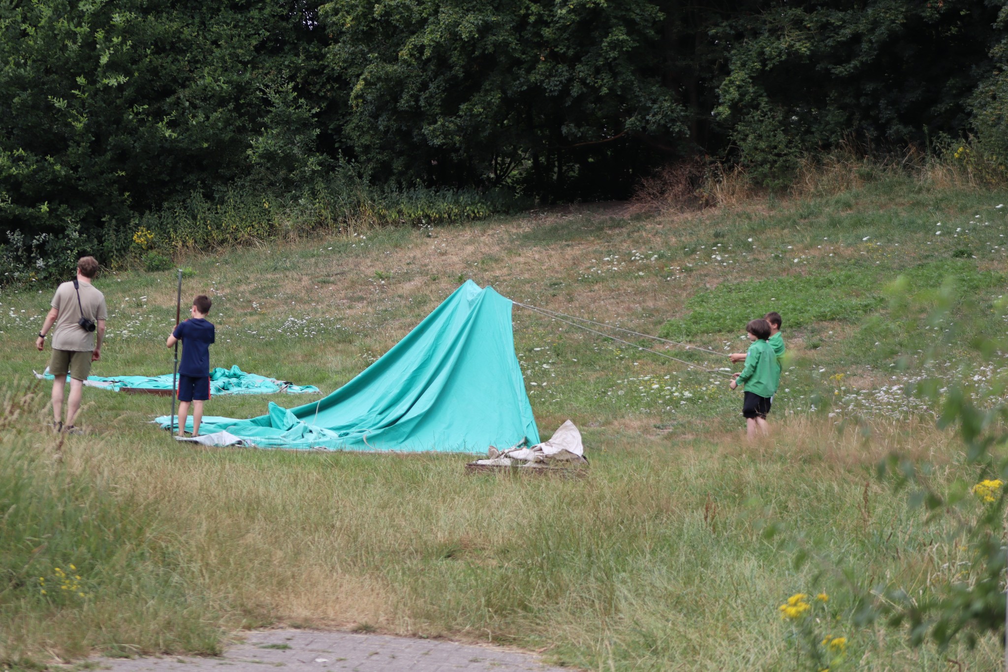 2526-welpen-zoka-dag5-4-de-jaaars-de-tenten-opzetten